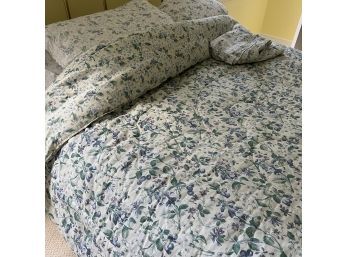 A Set Of Queen Size Bedding - Floral Cotton In Blue And White