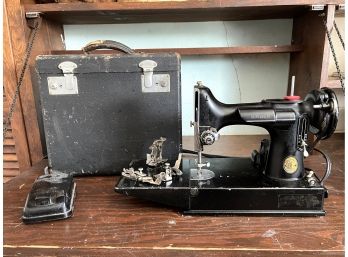 Vintage 1947 Singer 221 Featherweight Sewing Machine Case & Accessories