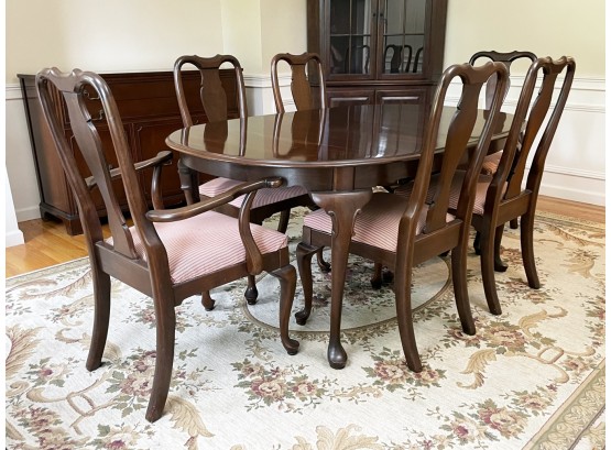 An Ethan Allen Queen Anne Cherry Wood Extendable Dining Table With Cabriole Legs And Set Of 6 Chairs