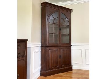 An Ethan Allen Queen Anne Cherry Wood Corner Cabinet - Lighted With Palladian Paneled Doors