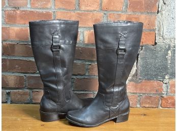A Pair Of Womens Black Boots, Size 6.5