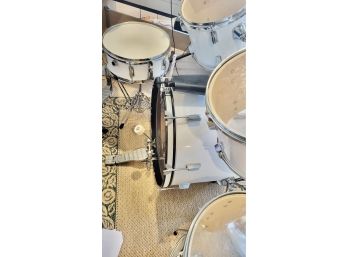 Beginner Drum Set In White With 8 Pieces And Bench