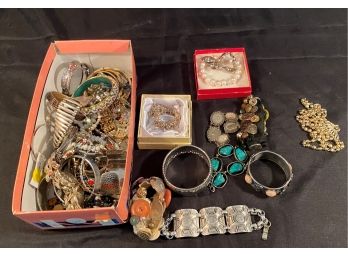 A Large Lot Of Vintage Bracelets - Different Sizes - Great Colection