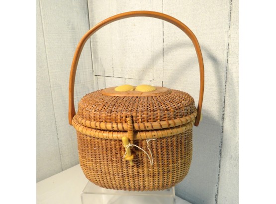 Nantucket Style Shell Motif Woven Basket Lidded Purse
