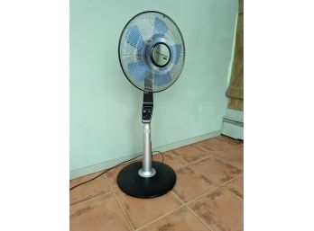 Oscelating Fan With Remove Control