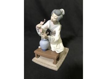 Lladro Gloss Figurine 'Japanese Girl Decorating'  MSRP $800  Vicente Martinez Sculptor, Discontinued In 1998