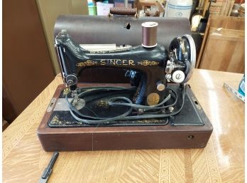 Vintage Table Top Singer Sewing Machine With Wooden Case