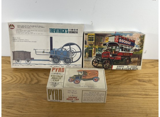 THREE VINTAGE UNASSEMBLED IN BOX MODELS 1960S FORD BAKERY WAGON, 1910 B TYPE BUS, AND AN 1804 LOCOMOTIVE