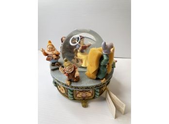 Disney ' Snow White And 7 Dwarves' Whistle A Happy Tune ' Musical Water Globe