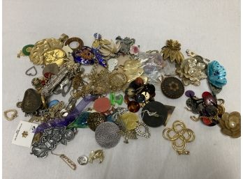 Costume Jewelry Pins & Pendants