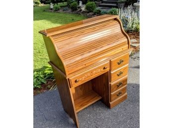 Beautiful Roll Top Desk Made In America - Riverside Furniture