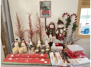 Fantastic Table Lot Of Modern And Clean Christmas Decorations