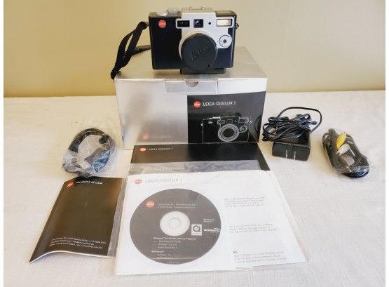 NEW LEICA Digalux 1 Compact Digital 35mm Camera Bundle