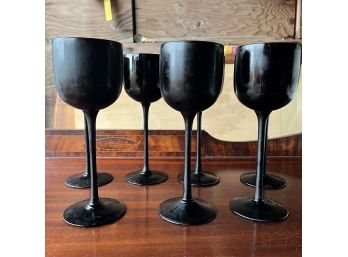 A Set Of 7 Elegant Black Wine Glasses - White Interior