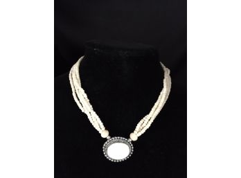 Elegant Vintage Off-white Cabochon Pendant Necklace