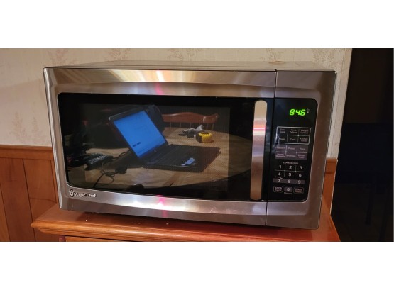 Magic Chef Microwave Oven.  Tested And Working And Clean.