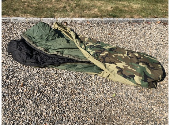 Spectacular Army Issue EXTREME COLD Weather Sleeping Bags - Two Bags In One - INCREDIBLY WARM - Amazing !