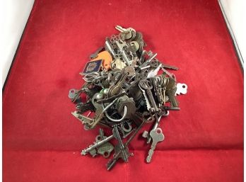 Large Lot Of Vintage Keys, Skeleton Keys And Other Keys Good Overall Condition