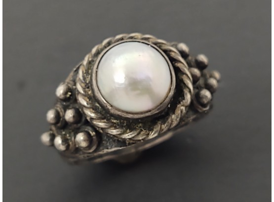 VINTAGE TRIBAL LOOKING STERLING SILVER MABE PEARL RING SIZE 4