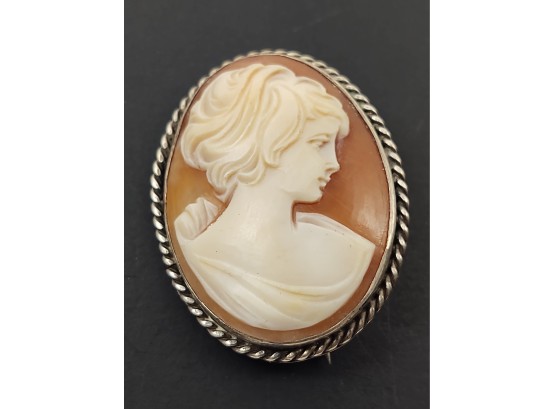 VINTAGE STERLING SILVER CARVED SHELL CAMEO BROOCH / PIN