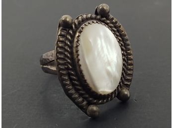 VINTAGE NAVAJO NATIVE AMERICAN STERLING SILVER MOTHER OF PEARL RING SIZE 7 1/2