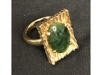 14k Gold Ring With Green Nephrite Jade Center - Weighs 8g, Size 5-3/4