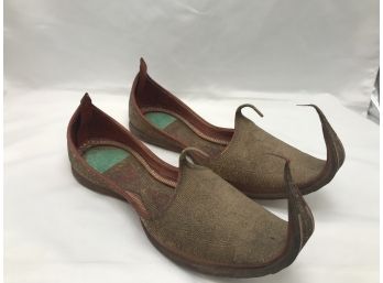 Mughal Hand Tooled Leather Shoes With Embellished Thread And Curled Toe