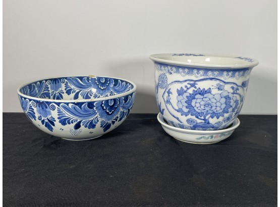 ANTIQUE BLUE AND WHITE DELFT BOWL TOGETHER WITH A CHINESE PLANTER
