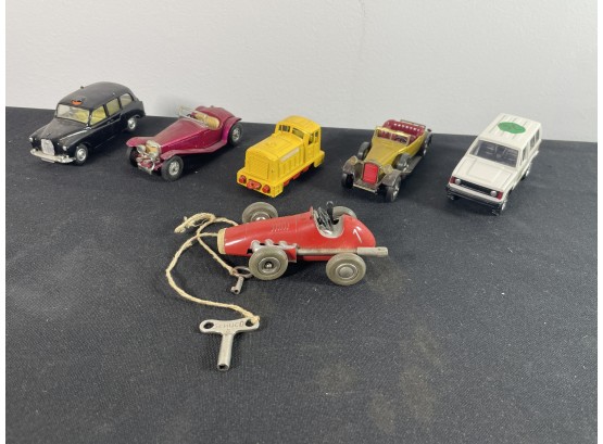 VINTAGE TOY CAR LOT INCLUDES A KEY WIND SHUCO RACER AND FOUR OTHER CARS BY VARIOUS MAKERS