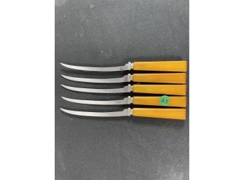 FIVE BAKELITE HANDLED STEAK KNIVES