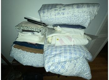 LOT OF LINENS AND QUILTS