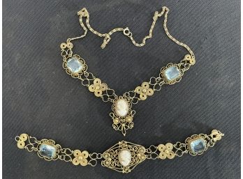 A VICTORIAN CAMEO NECKLACE AND BRACELET SET