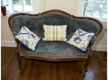 Antique Victorian Settee With Three Pillows - C.1880 With Original Casters