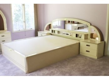 Um - Just WOW -  Vintage Bed With Equipped Headboard -  Stereo- Colored Sidelights- Mirrors - Qn Mattress