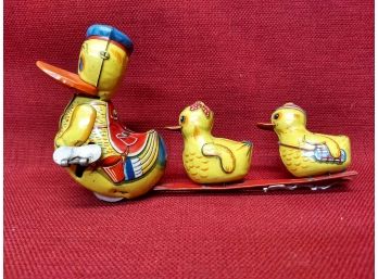 Vintage Japanese Windup Mother Duck & Ducklings Toy