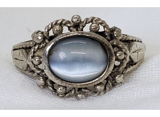Vintage Sterling Silver Size 7 Beautiful White Cat's Eye Ring - 4.72 Grams