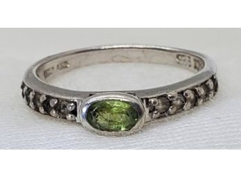 Sterling Silver Size 6 Ring With A Green Stone Flanked By 10 Tested Amethysts - 1.74 Grams