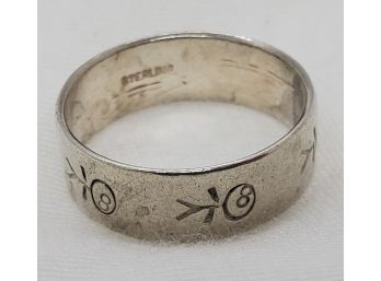 Vintage Sterling Silver Size 7 Ring With Figures Surrounding - 3.81 Grams