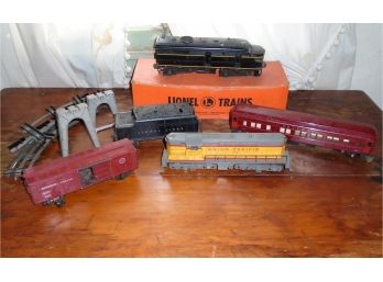 Vintage Lot Of Lionel Trains & Accessories