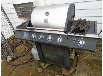Kenmore Grill With Two Propane Tanks