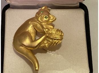 Vintage Lia Brushed Gold Tone Cat With Simulated Peridot Eyes And Yarn Pin