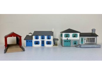 Vintage Plasticville O-Gauge Colonial Homes And A Covered Bridge (2)