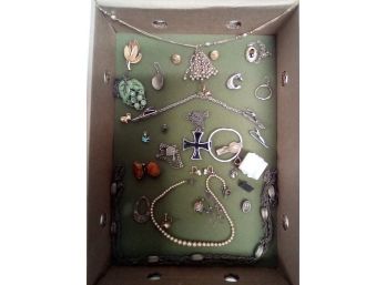 Jewelry Lot Of Necklaces, Tie Clips, Braclets, Mixed Earrings, Charms And Pins   D2