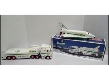 WORKING - HESS 1999 Toy Truck And Space Shuttle With Satellite - Amerada Hess Corporation With Box       D1
