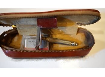 183. Gillette Travel Razor Kit/Brush (2)