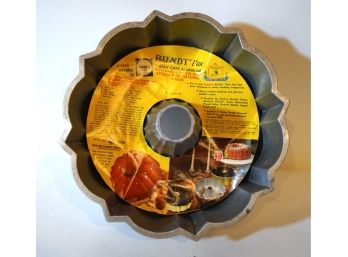 80. Vintage Cast Aluminum Bundt Pan Used & Pampered Chef Bundt Pan