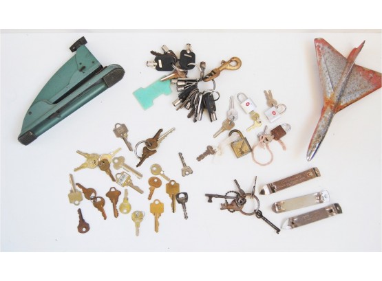 Mixed Lot Of Vintage Skeleton Keys, Vending Machine Keys And More