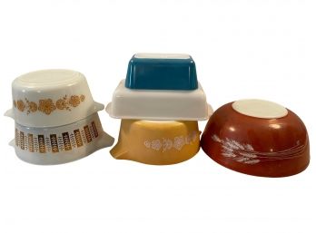 Collection Of Six Pieces Of Vintage Pyrex .