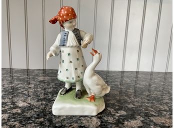 Herend Porcelain Girl Figure Feeding Goose #5565