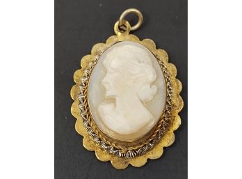 VINTAGE GOLD TONE CARVED NATURAL SHELL CAMEO PENDANT